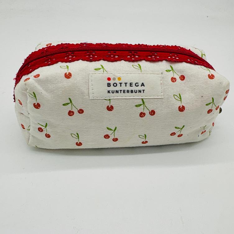 SCHMINKTASCHE KIRSCHKERN SPUCKEN