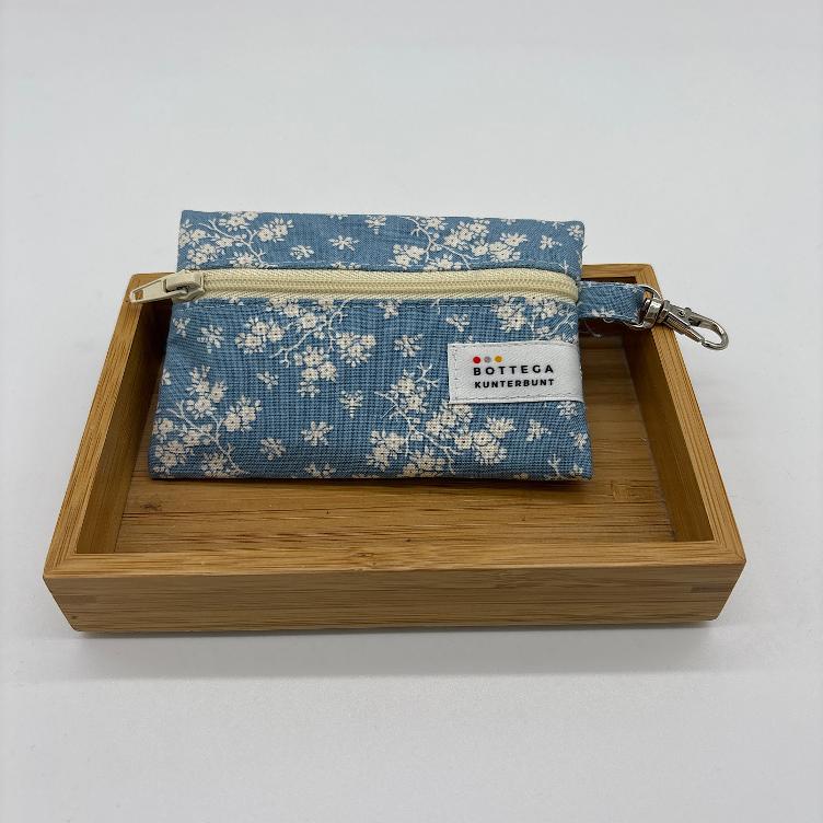 KARTENETUIS BLAU MIT WEISSEN BLUMEN