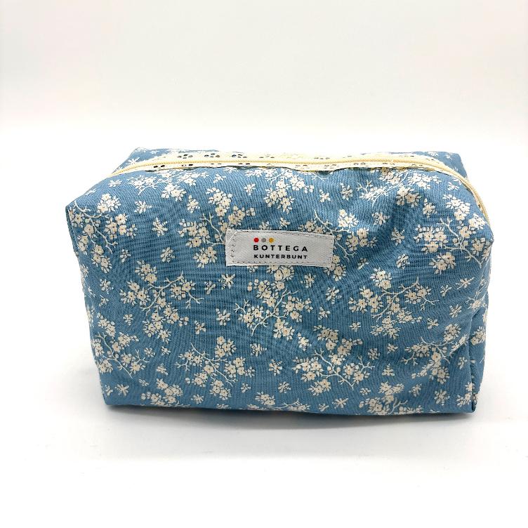 NECCESAIRE BLAU MIT KLEINEN WEISSEN BLUMEN